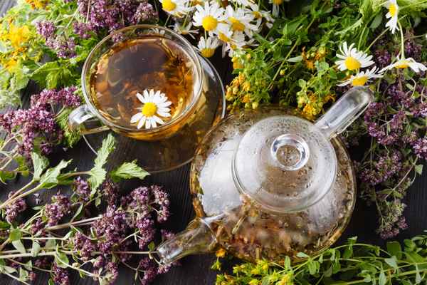 Билков чай в чаша на дървена маса